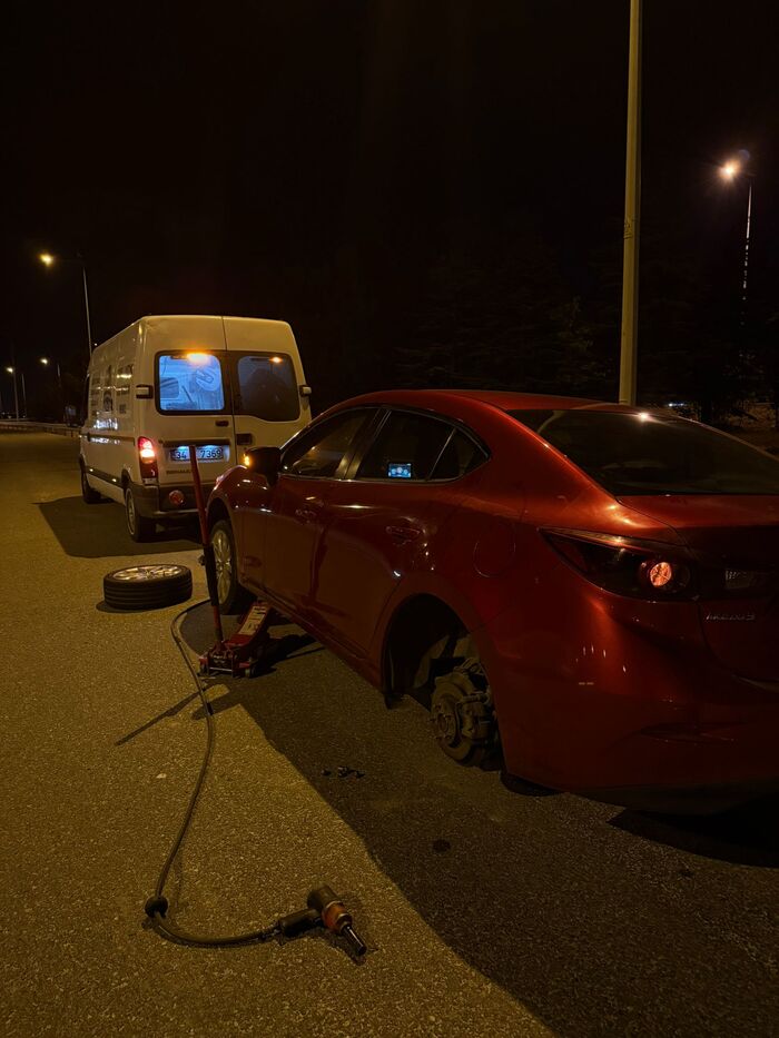 Silivri'de gece otoyolda mobil lastik yol yardım aracı ile yerinde lastik değişimi