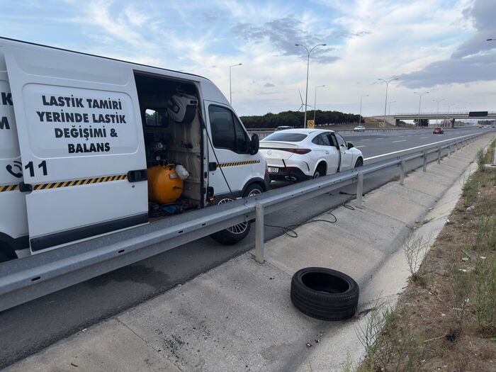 Yerinde lastik değişimi ve balans yapan mobil lastik servis aracı